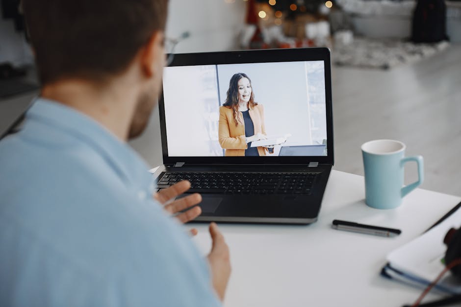 Osoba učiaca sa online o udržateľnosti na laptope
